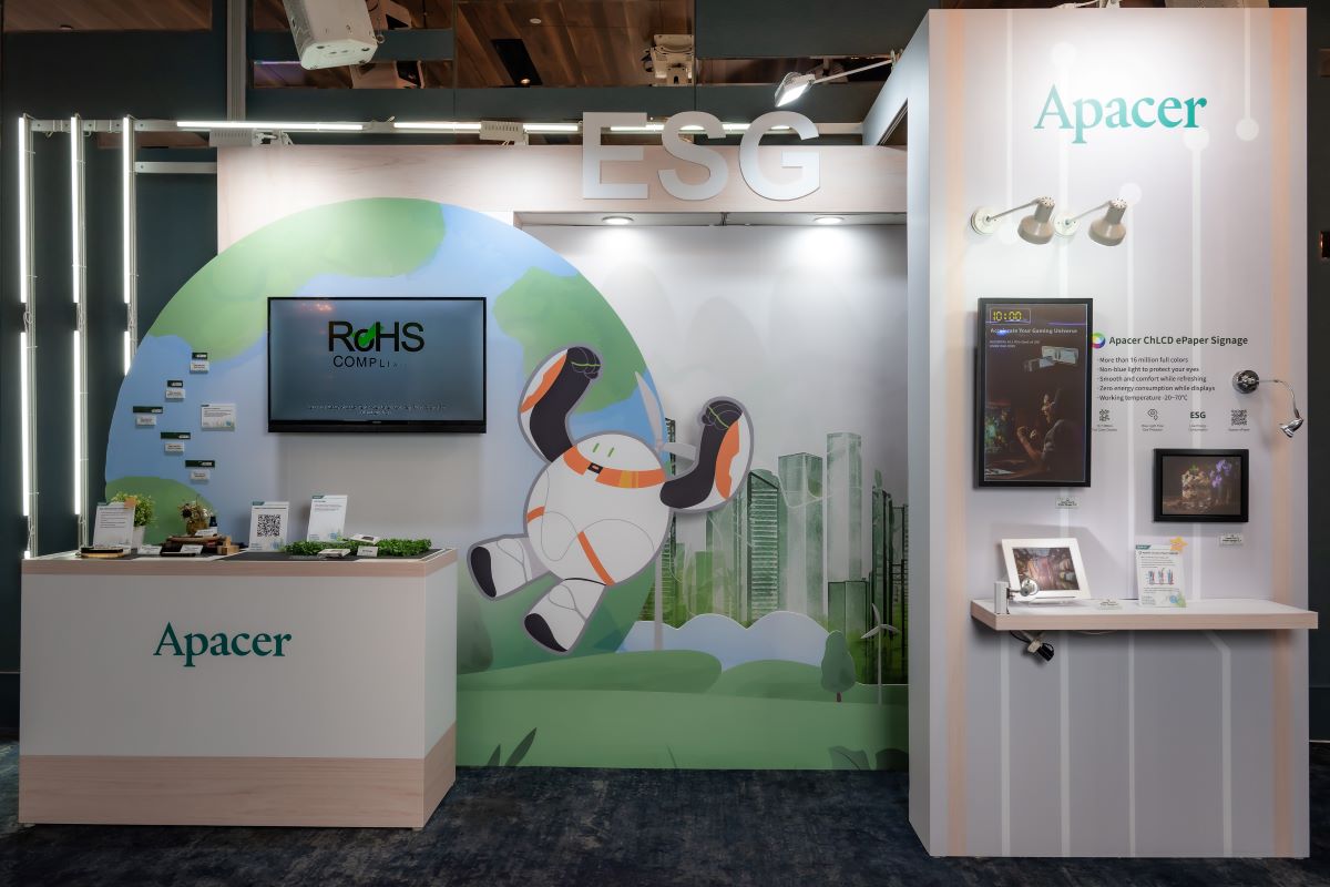  宇瞻科技在 COMPUTEX 2024 期間專屬展場推出 ESG 專區，畫面右側的膽固醇電子紙不但能憑環境光源反射成像，杜絕 LCD 自主發光所帶來的藍光傷害；還可在無電源供給下持續顯示影像，降低能源消耗。（Source：科技新報攝）
